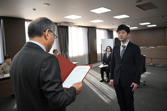 決定通知を授与される伊藤さん