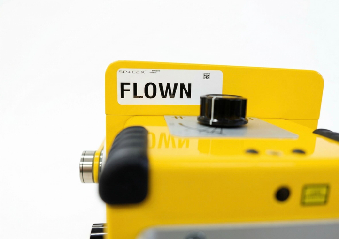 宇宙へ行った実機には「SPACEX　FLOWN」のシール