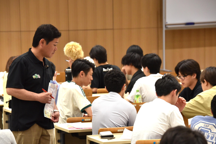 グループワークを見守る磯村課長