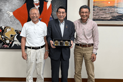 左から平井、町長、高木