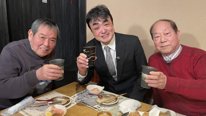 杯を交わす鈴木ヤスシさん・西条昇さん・石井愃一さん