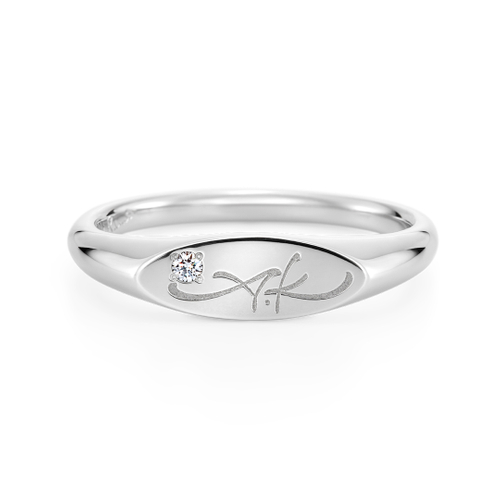 イニシャル＆ダイヤモンド（誕生石）を添えて、節目の記念に。（商品価格＋税込23,650）