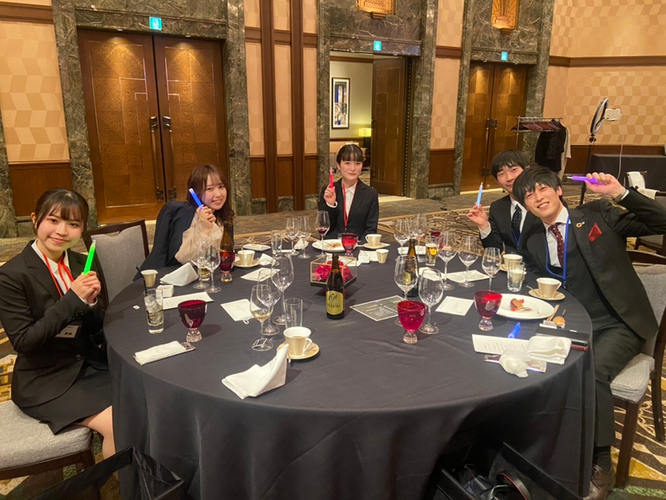 内定式を無事終え、懇親会では、社員との交流を深めていただくためにレクリエーションも開催し、社員との共通点をみつけてもらい、仲を深めていただきました。