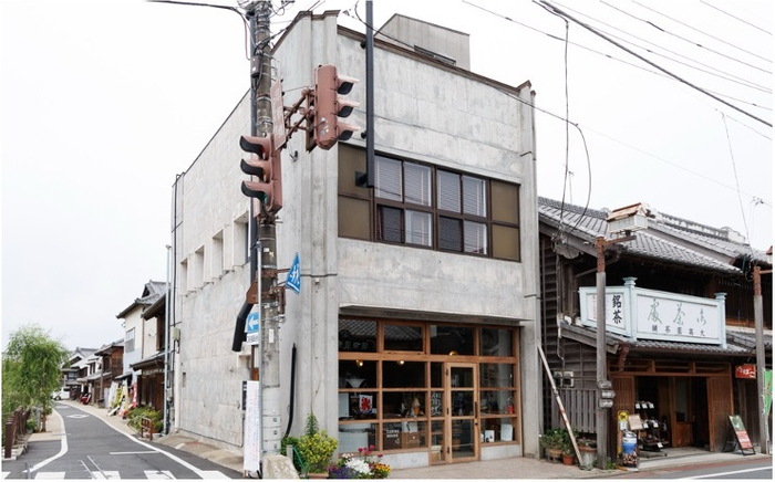 鉄筋コンクリート建築をそのまま生かし、かつての面影を残す形でリノベーション