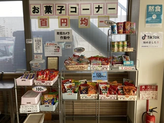 阪神自動車学院の食堂で2024年5月より駄菓子屋企画がスタート！ 快適な免許取得環境を目指し、 指導員のおすすめ駄菓子コーナー等新たな企画が進行中