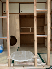 奥:押し入れを活用した本棚と居場所 手前:子供サイズのちゃぶ台