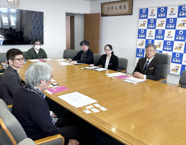 打ち合わせ写真當銘市長、おき保比嘉センター長とともに事業についての内容共有と取材対応