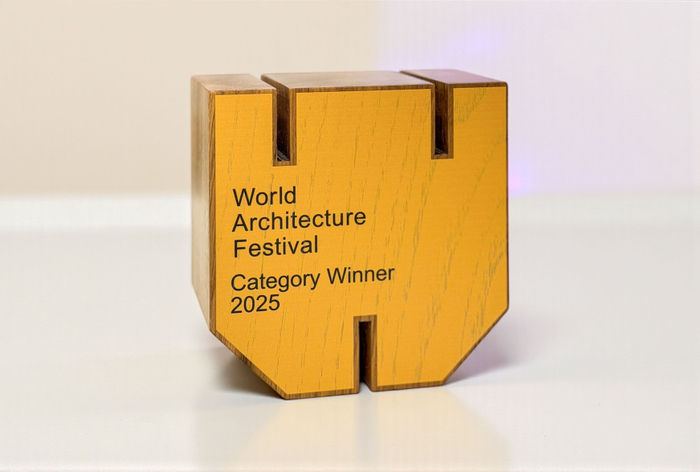 受賞トロフィー