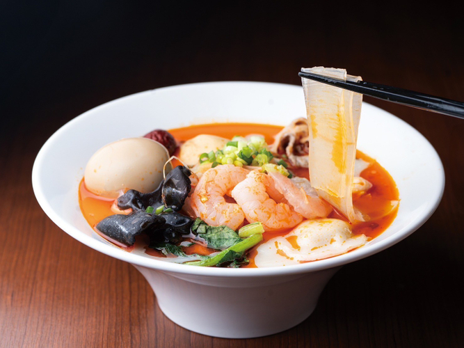 スペシャル麻辣湯｜1,530円｜（税込）【エビ・牛肉・牛スジ・ジャガイモ・味玉・チーズ・野菜・キノコ】