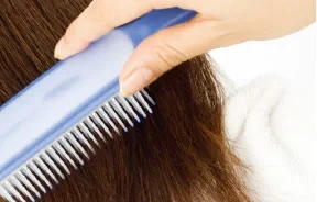 マッサージ後の洗い流しは不要。シャワーやシャンプーボウルなどの設備がなくても施術できます。