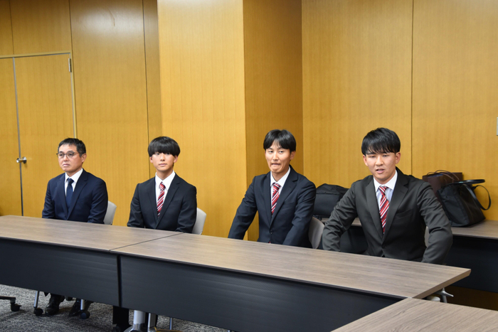 抱負を述べる男子メンバーら