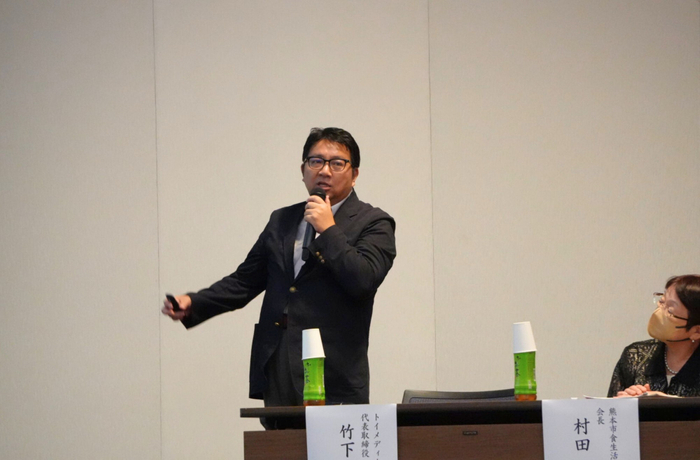 マイクを持つトイメディカル株式会社 代表取締役社長の竹下英徳