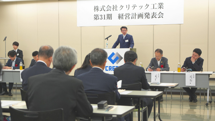 登壇する代表・若林。ご来賓のみなさまにご臨席賜り、厳かに行われた