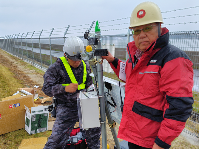 バードソニックを設置する辻特担教授（右）