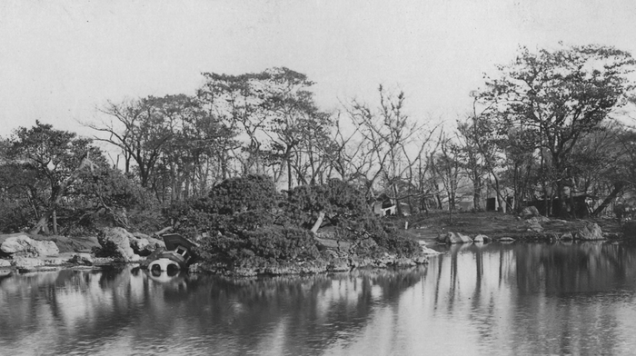 震災直後の庭園内 大正12(1923)年((公財)東京都公園協会 みどりの図書館東京グリーンアーカイブス)