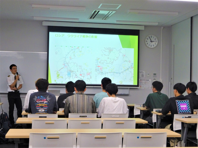 真剣に聞き入る参加者