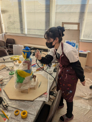 雲中供養菩薩を彩色する誠恵高校の生徒