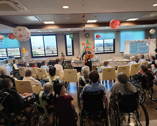 病棟看護師とコミナス専従スタッフでクリスマス会を開催