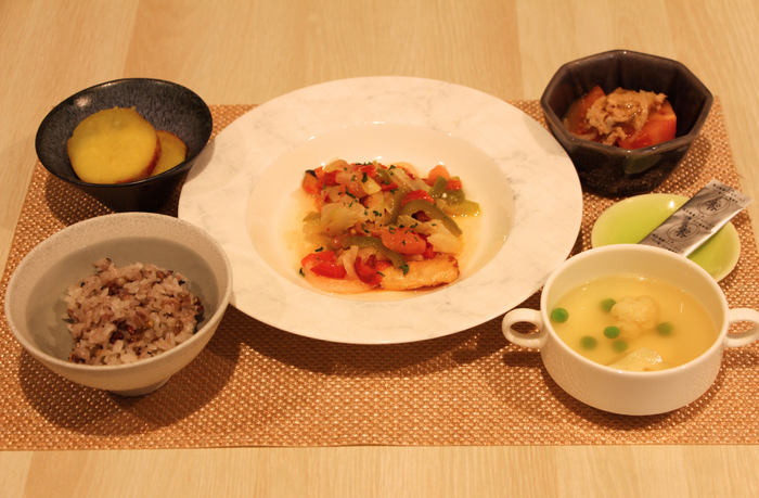 「零（ぜろ）しお」と一緒に提供されたグリーンハウス考案の減塩メニュー