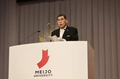祝辞を述べる小原理事長