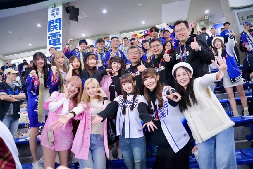 <<台湾応援団が東京ドームに進出!中央にいる三つ編みの女の子が董璦昀(Yumi)です。>>