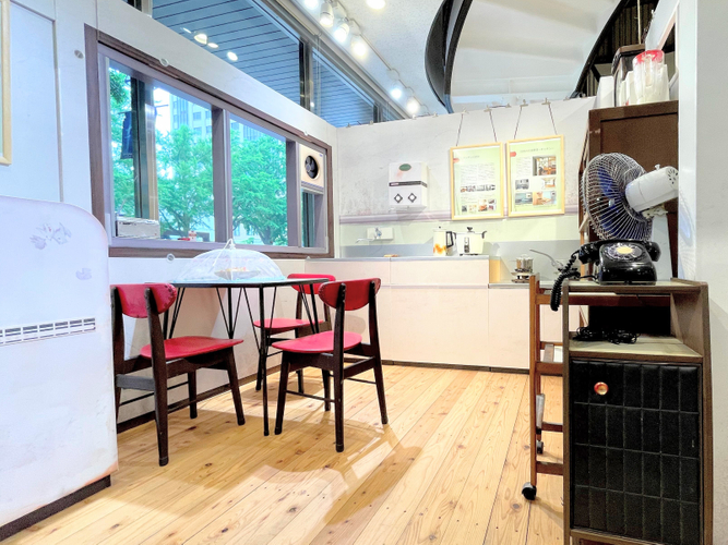 段ボールで再現したダイニングキッチンには家具・備品なども配置しています。