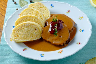 チェコ伝統料理「スヴィーチュコヴァー」