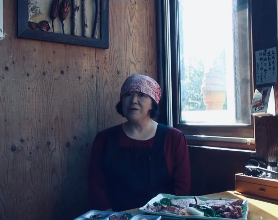 【志の原点】2014年、地元メディア『いぶり・おいしいもの にし・ひがし』に出演した際の様子。事業承継を見据え、一人の職人として白老牛の可能性を信じていたこの情熱が、世界一への道のりの始まりでした。