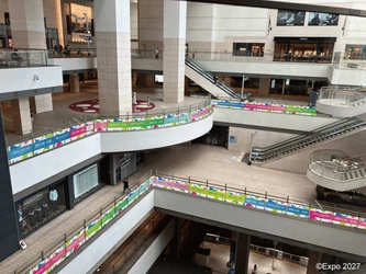 GREEN×EXPO 2027開幕に向けクイーンズスクエア横浜を 「GREEN×EXPO 2027」のビジュアルで彩る シティドレッシングを11月9日(月)より展開