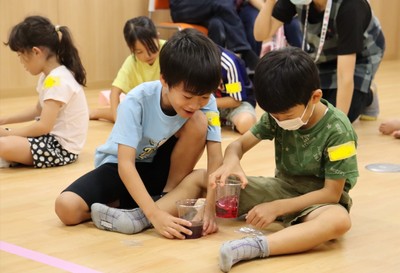 赤色に変化した液体を観察する子どもたち