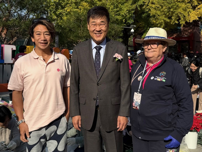 藤川靖彦（左）・鄭文憲（정문헌）区庁長（中央）・Vicenta Pallares Castello国際連盟会長（右）／作品前にて