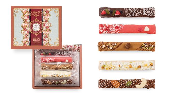 ココナッツやフルーツ、ナッツなどがトッピングされたチョコレートラスク