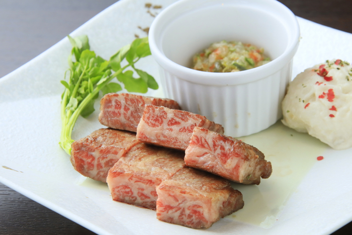 ご夕食のメインは鉄板で焼き上げるステーキ