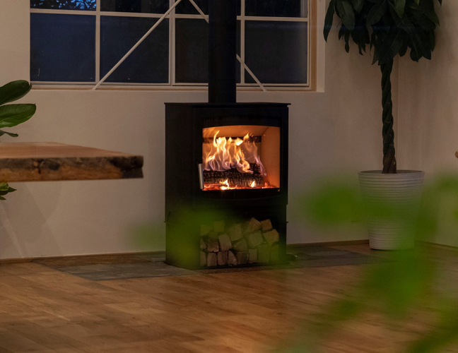 冬期は薪ストーブに火が入り暖かい