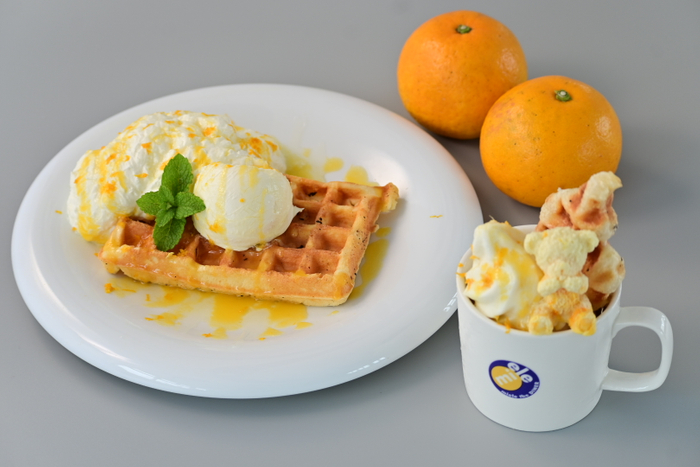 ▲『淡路島なるとオレンジのワッフル』（左） 『淡路島なるとオレンジのDINER&rsquo;S SANDAE』（右）