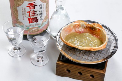 地元の日本酒「香住鶴」とカニ料理のペアリング(3酒セットで880円)も堪能できる。