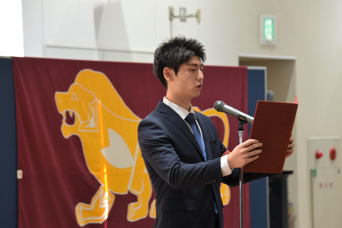 あいさつする長井会長