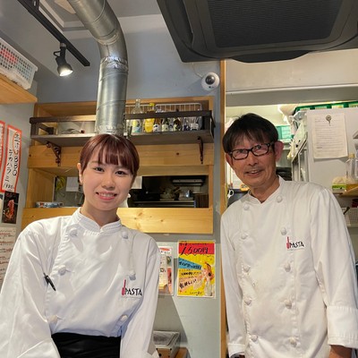 飯田橋副店長(左)と創業社長(右)