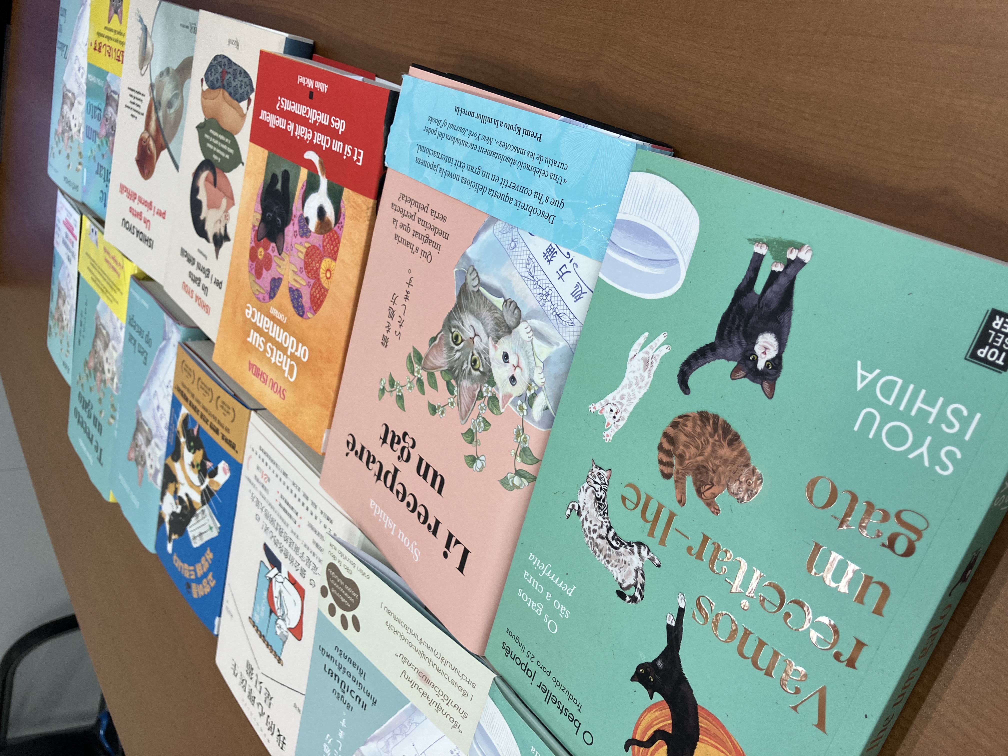 （個性豊かな各国の表紙）