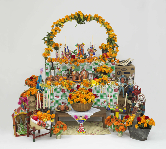 (Photo_14)死者の日の祭壇(再現) 制作：山本正宏、山本敦子