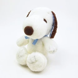 ブルーリボンがチャーミングなスヌーピーのぬいぐるみ！ずっと触っていたいふわもこな見た目と耳裏のギンガムチェックがおしゃれ