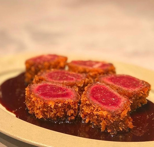 牛レアカツの赤ワインソース