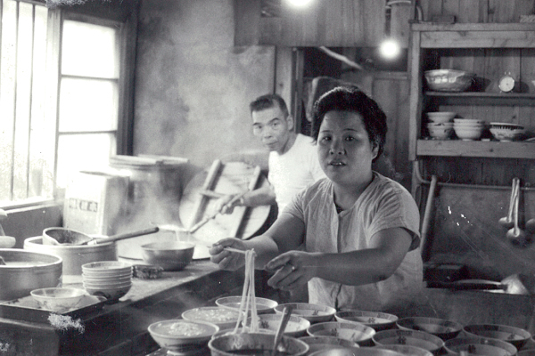 徐文子氏と叔父の上田氏(昭和35年頃)