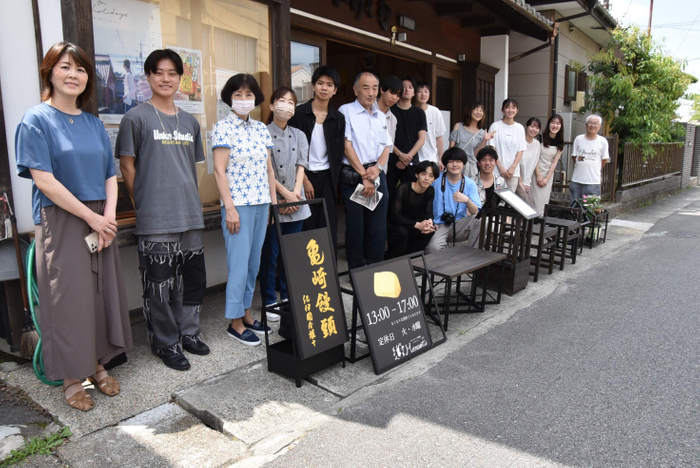 作品を前にする生田教授(左端)と学生、亀崎町の皆さん
