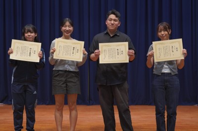 HOIKU CREATIVE BATTLE 2026受賞者。左から、高校生ロールモデル賞の仲谷 美奈穂さん、HOIKU CREATIVE大賞の鎌倉 心琴さん、あなたに届いたで賞の秋山 翔太さん、上原りさ賞の吉村 仁南さん。