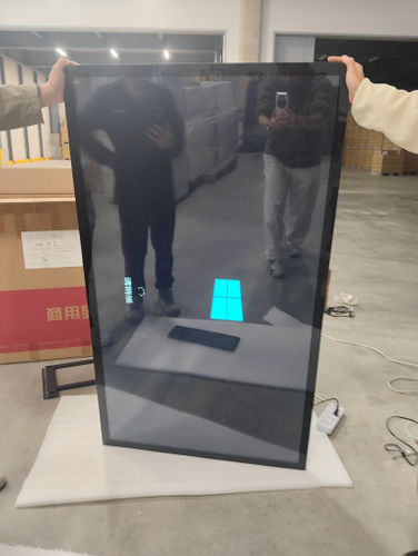 寄贈品（６５インチＰＣ内臓タッチモニター）