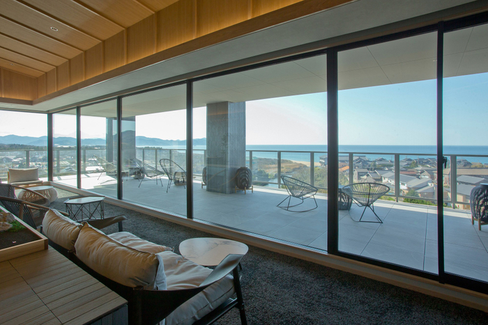 【ラウンジテラス碧－AO－】窓一面に広がる海景