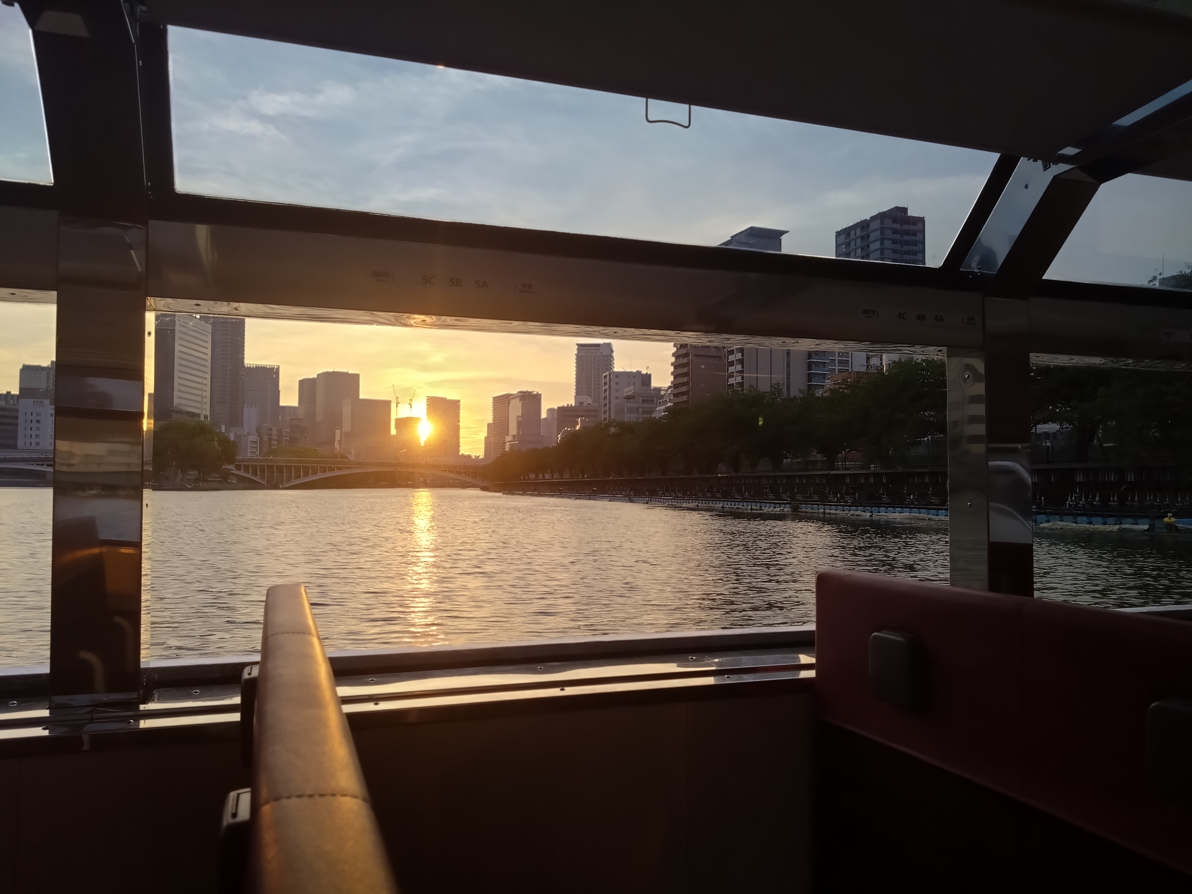 船内から見る夕日