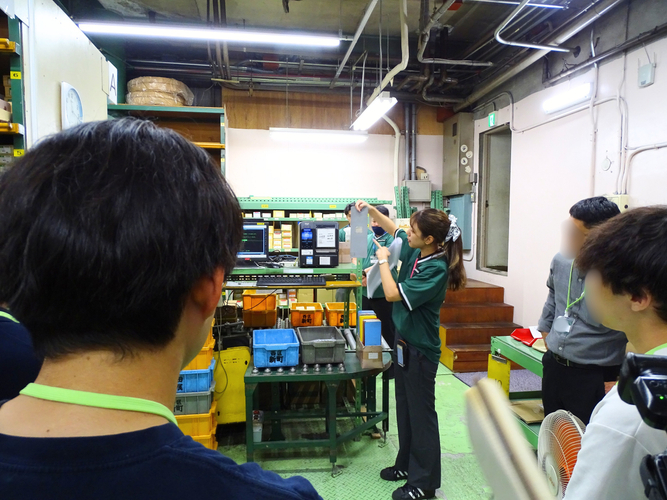 倉庫見学の様子