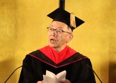式辞を述べる平野学長